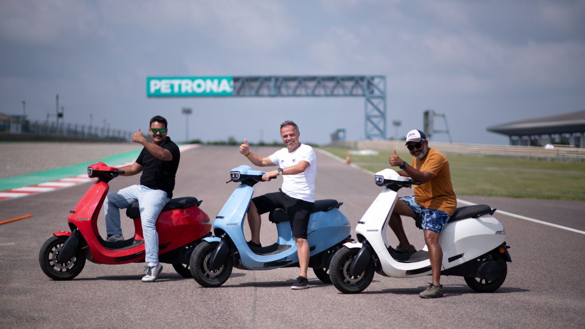 bharat-motogp-former-world-champion-loris-capriossi-rides-ola-electric-scooter-at-bic-watch-video